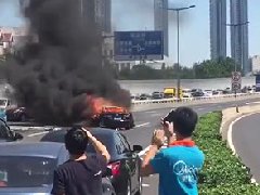 恐怖現(xiàn)場：6次變道連撞4車，天津馬自達一懟四